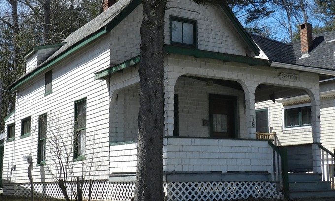 Bayside Cottage | Rustic Cottage a Block from the Water at 19 Broadway, Bayside, Northport