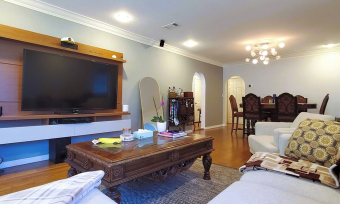 Delaney Park House | Rustic Dwtn House, Hot Tub, BIG Yard All 4 U
