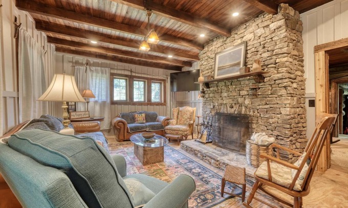 Dahlonega Cabin | Rustic Elegance: Cabin near Wineries & Gold Minesn