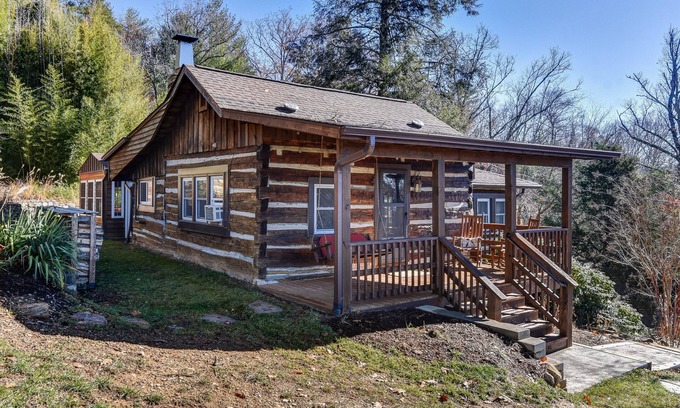 Weaverville Cabin | Rustic Elegance Minutes to Downtown : Privacy, Hot Tub & Amazing Mountain Views