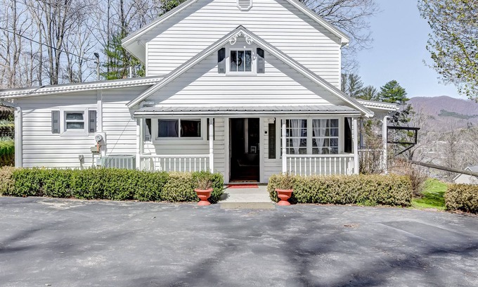 Blairsville House | Rustic escape with fireplace, firepit, Ping-Pong, basketball & AC - dog-friendly