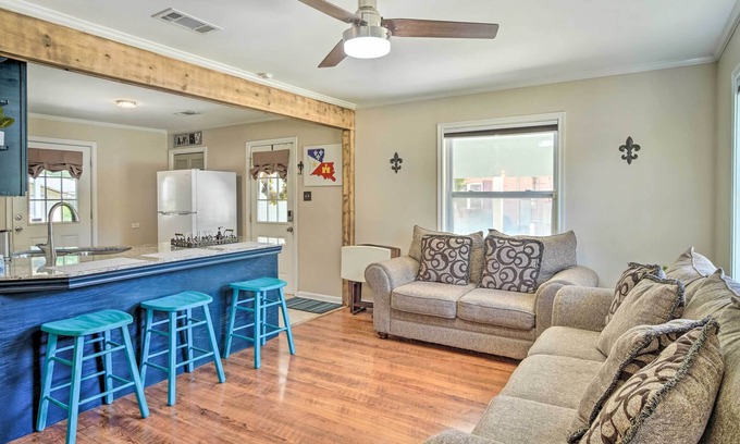 New Iberia House | 'Rustic Fleur De Lis' Charming New Iberia Gem