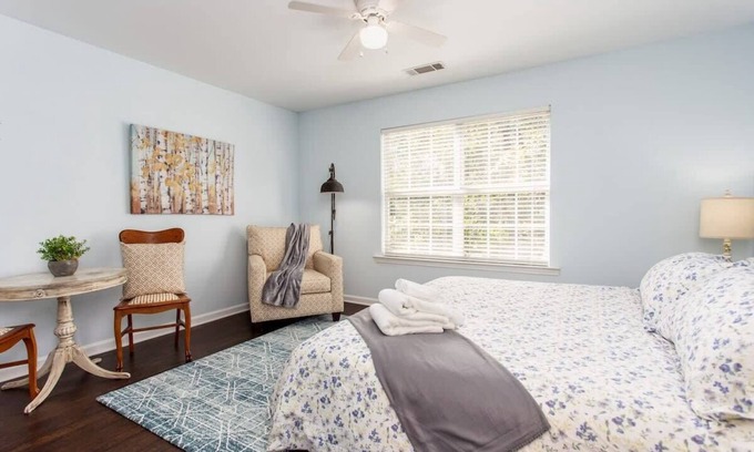 Edgewood House | Rustic-Industrial 2/MARTA/Good Eats/Sleeps 6