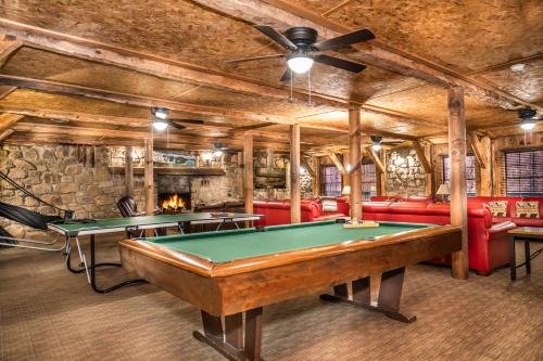 Gatlinburg - Pigeon Forge Ski Chalet | Rustic lodge- sleeps 24- space for large groups, hot tub, pool table, ping pong, and so much more!