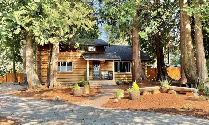 Camano Island House | Rustic Log Home Escape - Lodge Comfort & Outdoor FirepitnPeaceful retreat