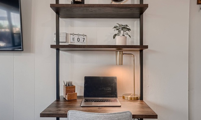 Overland Apartment | Rustic Luxe Studio - Cozy Studio/minutes to Downtown