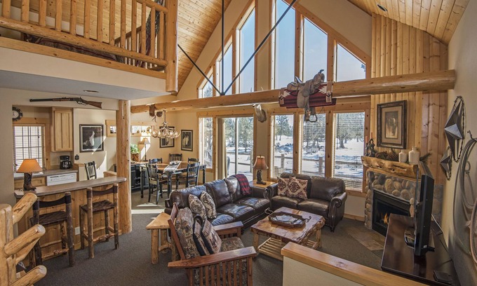 Redmond Ski Chalet | RUSTIC LUXURY CHALET GOLF COURSE VIEW.RELAX ON DECK & ENJOY PRIVATE HOT TUB