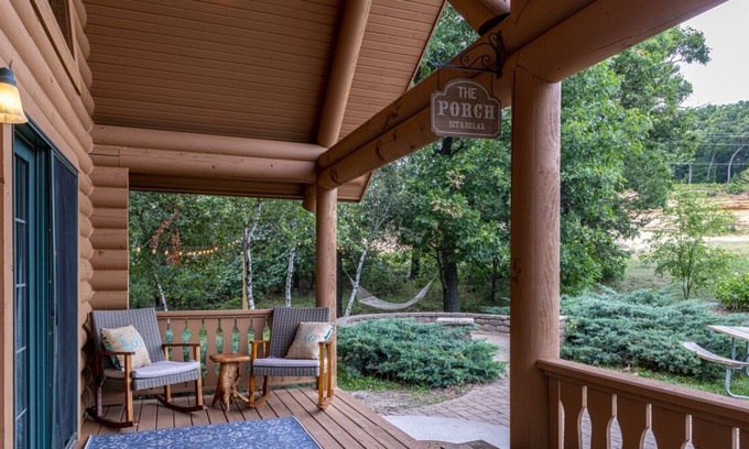 Warrens House | Rustic Luxury Getaway with On-Site Restaurant and Pool, Near Three Bears Resort