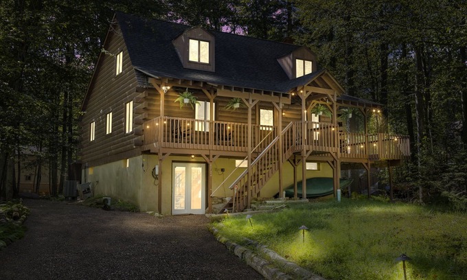 Locust Lake Village Cabin | Rustic Luxury - Log Cabin in the Pocono Mountains - Indoor Sauna- Close to Ski