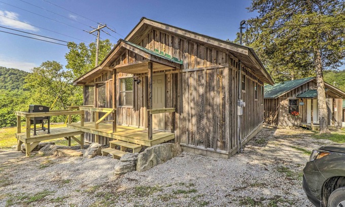 Mountain View Cabin | Rustic Mtn-View Cabin < 1 Mile to White River!