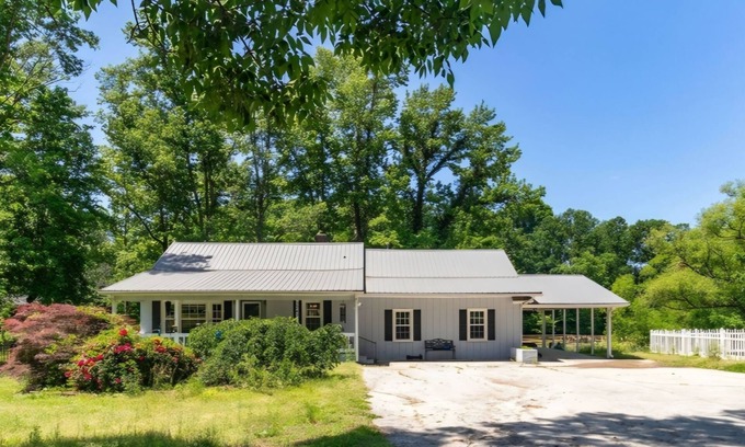 Archdale House | Rustic Pond Retreat w/Hot Tub & Fishing Gear