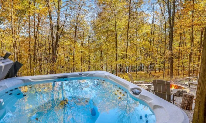 Stroudsburg Cabin | Rustic Private Cabin Outdoor Hot tub w/Lake View