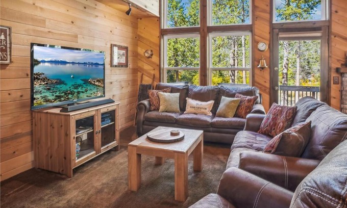 Truckee House | Rustic Retreat by Tahoe Getaways - 4BR Tahoe Donner Contemporary Cabin w Forest Views, Pet-Friendly & HOA Amenities