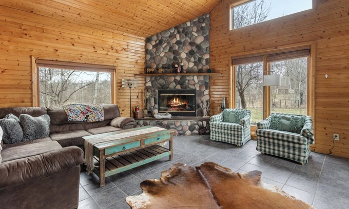 Detroit Lakes Cabin | Rustic Retreat near Shops/Bars/Eats/Beach