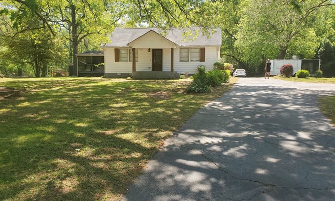 Stockbridge House | Rustic Retreat & Smokehouse Eats, 3BR Home, Event Space w/Food Truck Stockbridge