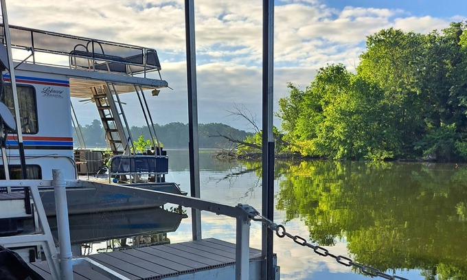 Hendersonville Boat Rental | Rustic Romanitic getaway