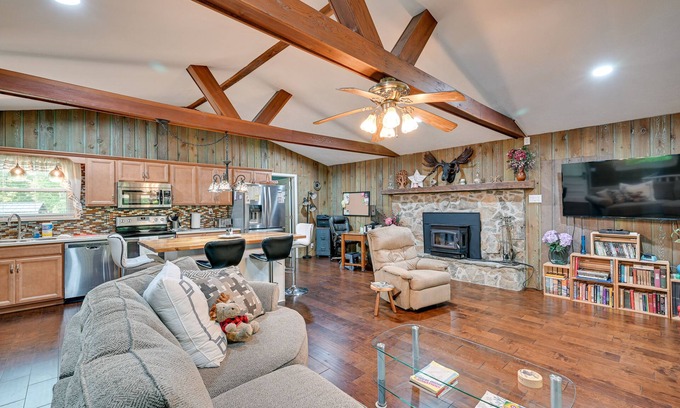 Russell Springs House | Rustic Russell Springs Home Near Marina & Lake!