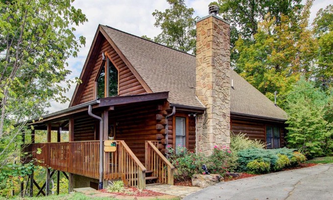 Sevierville House | Rustic Sevierville Cabin with Covered Porch!