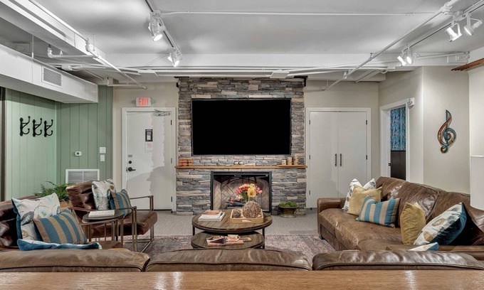 Downtown Nashville Apartment | Rustic Suite 6BR by Maddox Hotel