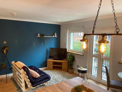 North West Apartment | Rustic Top Floor West End Pad With Balcony, Parking next to Byers Road, Aston Lane, Glasgow Uni