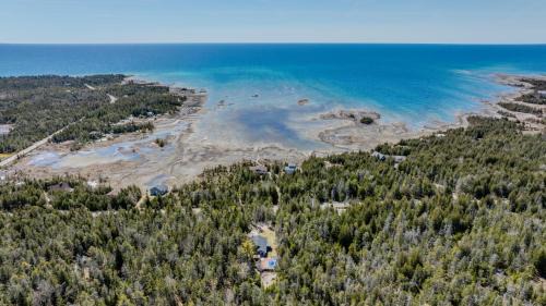 Northern Bruce Peninsula House | Rustic Vibes W Pool & Hot Tub - Tobermory