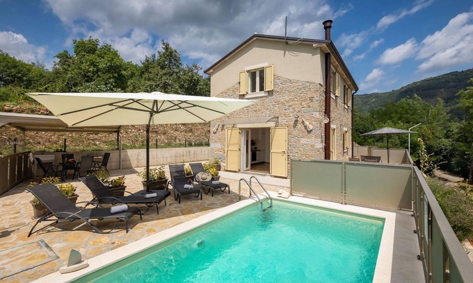 Livade Villa | Rustic villa Casa Mavretici with pool in Motovun