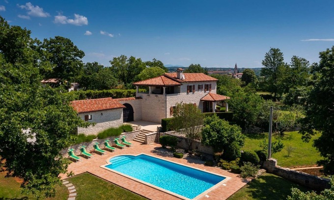 Kringa Villa | Rustic villa Catarina with pool in Tinjan