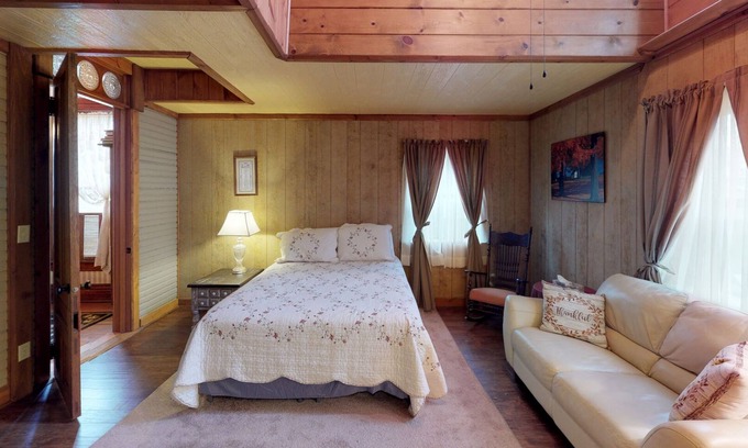 Nelsonville Bed & Breakfast | Rustic Warm Queen Size Room in near Nelsonville Historic District, Hocking Hills