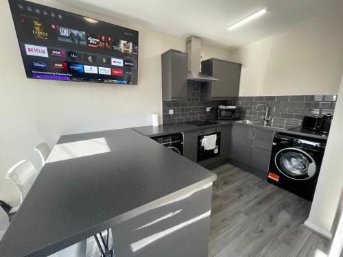 Liverpool Apartment | RYAN I AIR I BNB - 458 Mill Street - Free Parking