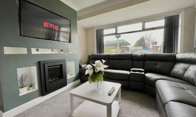 Harehills House | (S12) Bright 3 Bed Home With Free Parking Leeds