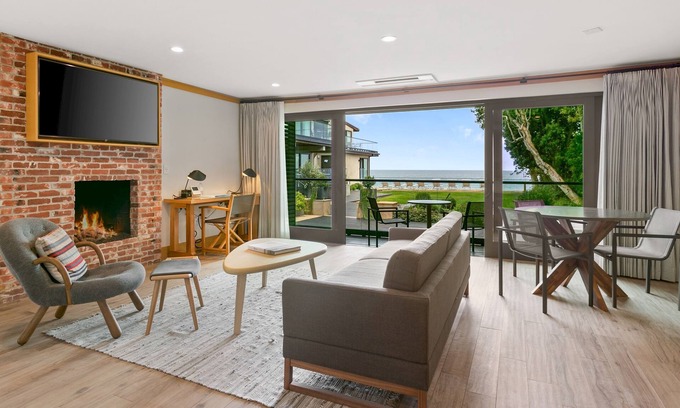 Eastern Malibu Apartment | SA Beach Suites #1 - Luxury Suite with Fireplace and Ocean Views