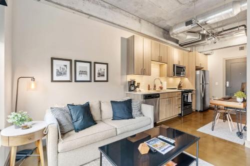 Warehouse District Apartment | Sable 403 - Alcove
