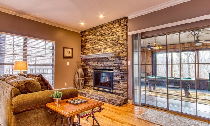 Sevierville Ski Chalet | Saddleback Retreat, Hot Tub, Awesome Game Room, $685 FREE tickets each paid day