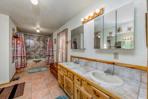 Ruidoso House | Saddles 'N' Spurs 4br 3bath with a Hot Tub