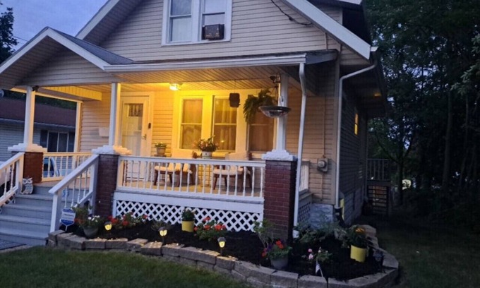 Akron House | Safe Cheerful & Cozy Akron 3 B 1.5 B ADT Security