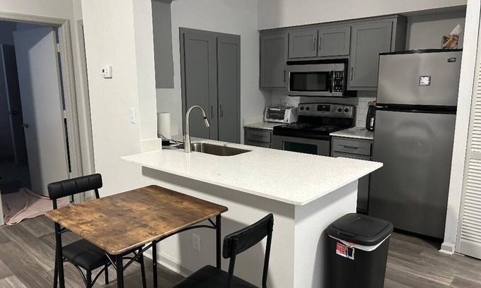 Murfreesboro Apartment | Safe Nashville suburb. Minutes off I-24. Quiet, clean, kitchen, laundry.