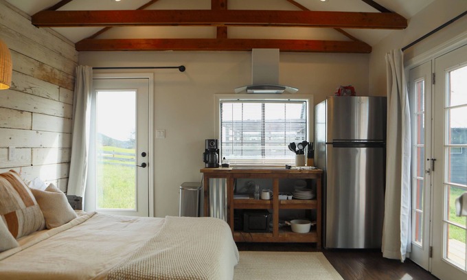 Jayhawk House | Sage Ridge Retreat Studio-HugePool