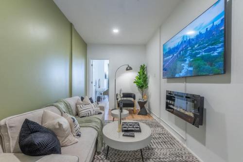 Hoboken Apartment | Sage Stay by the Train, We Pay Half Your Parking, 2 Queen Beds plus Sleeps 6