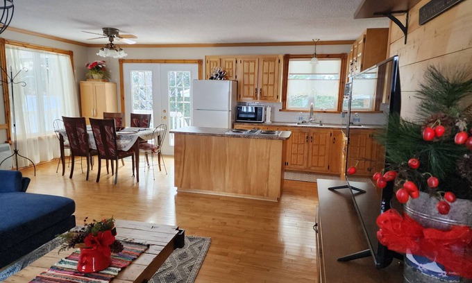 Begin House | Saguenay-Lac-Saint-Jean Getaway 3-Bedroom Holiday Cottage with Garden View