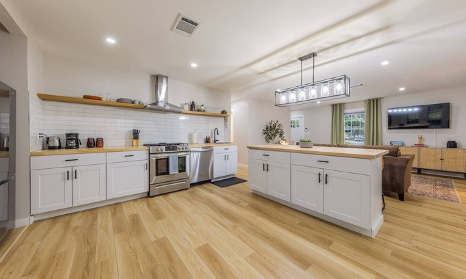 Austin House | Sahara Sunsets: Modern Design Meets Quiet Luxury