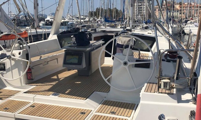 Cannes City Centre Boat Rental | Sailboat in the heart of Cannes - L'Uhaina