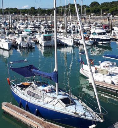 Charente-Maritime Boat Rental | Sailboat land and sea, vegetated