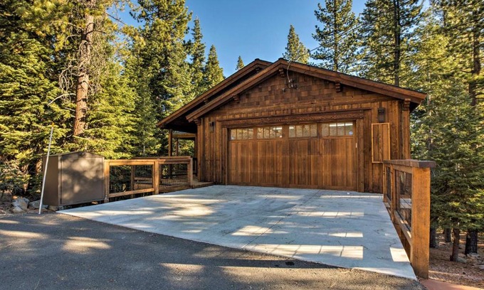 Truckee House | Saint Bernard - Luxurious Upscale Comfy Mountain Retreat Hot Tub Gas BBQ with Level 2 EV Connection