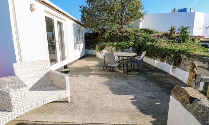 Praa Sands House | SALAKEE, pet friendly, character holiday cottage in Praa Sands