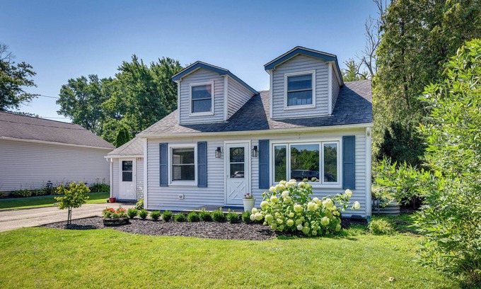 Salem Lakes Cottage | Salem Lakeside Getaway w/ Grill & Deck!