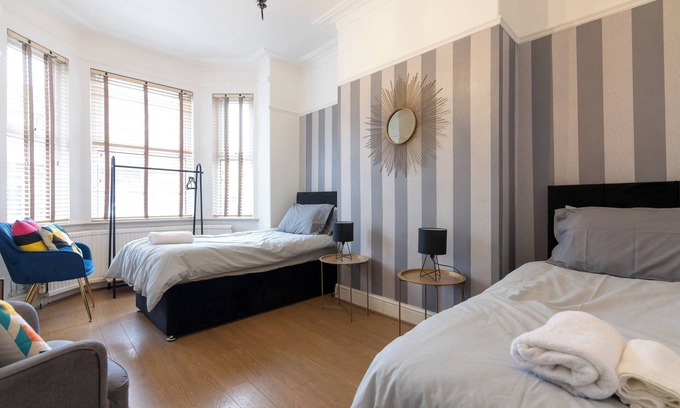 Salford House | Salford City Oasis - Spacious 4 Bedroom House