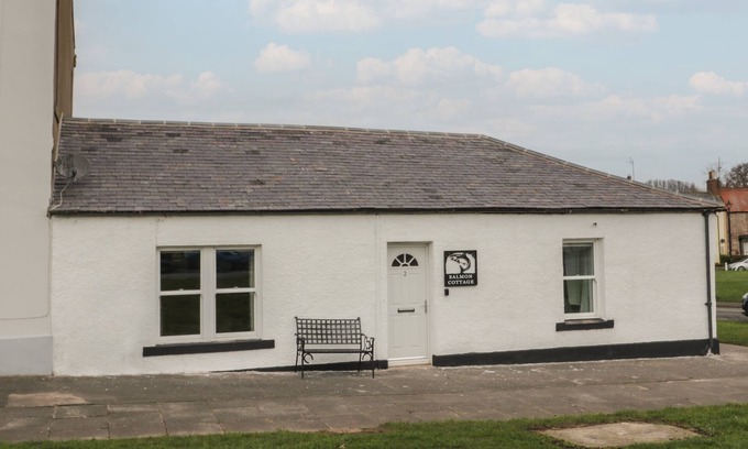 Norham Cottage | SALMON COTTAGE, pet friendly, character holiday cottage in Norham