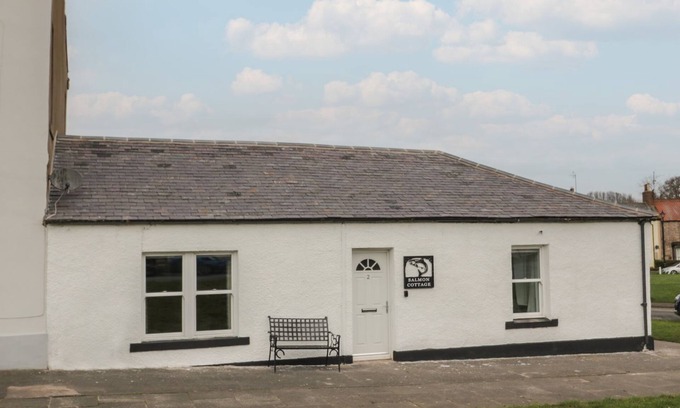 Norham Cottage | SALMON COTTAGE, pet friendly, character holiday cottage in Norham