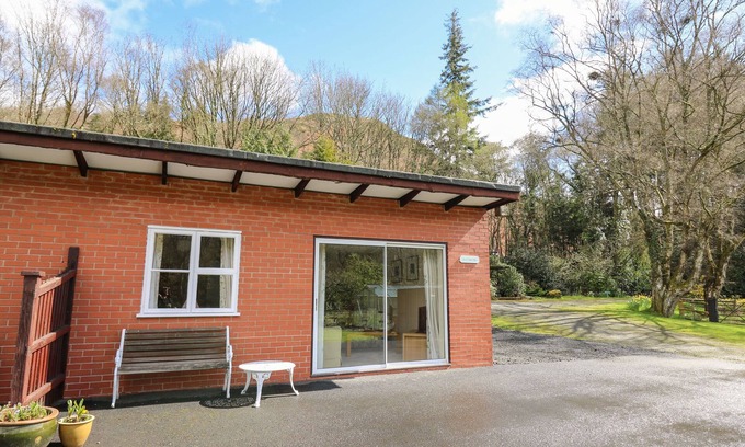 Llanwrthwl Cottage | SALMON COTTAGE, family friendly, with a garden in Llanwrthwl