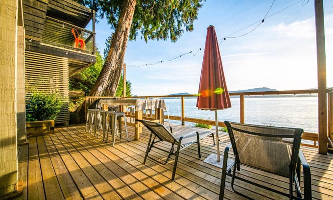 Vancouver House | SALT COTTAGE Waterfront Guest House with Superb Views